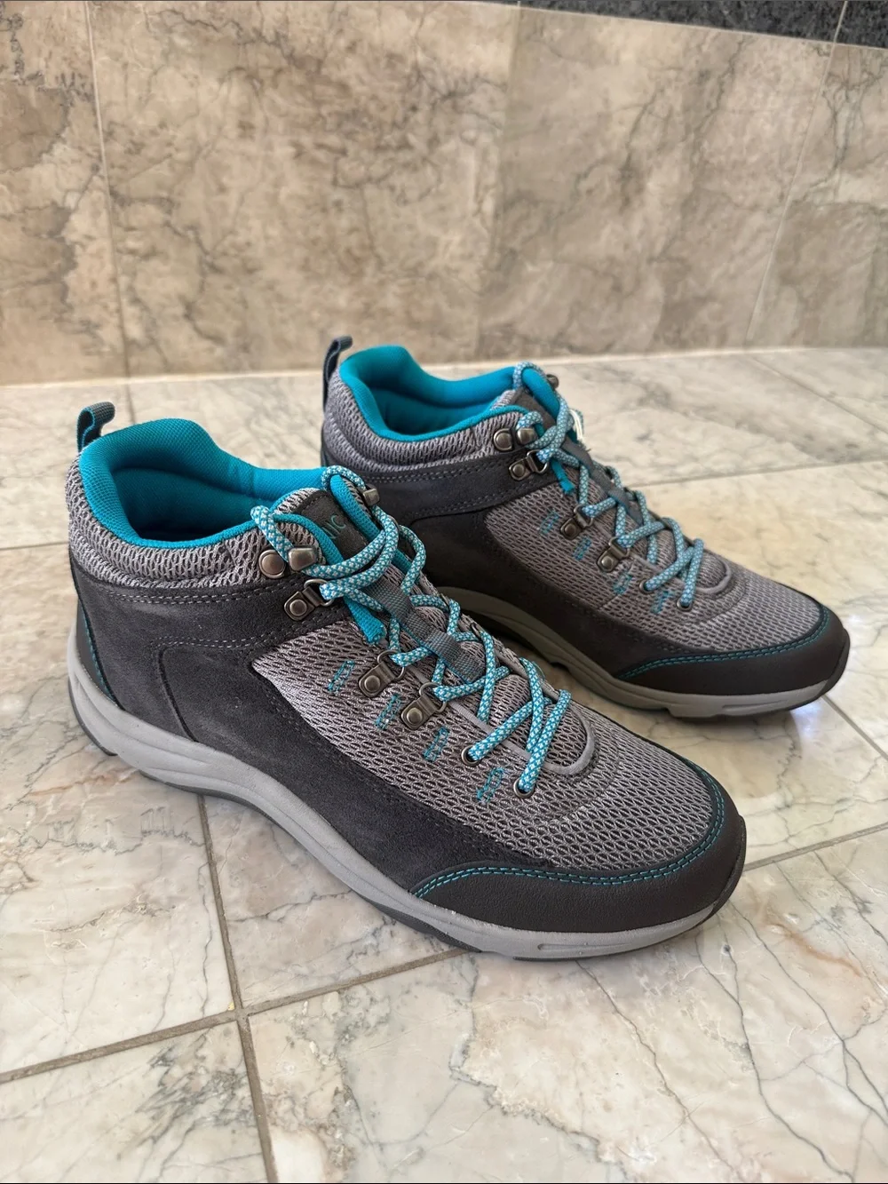 Vionic Action Cypress Hiking/Trail Sneaker NWT Gray with Teal Mesh Size 9